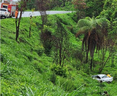 Veículo capota e cai em ribanceira na BR 354 em Formiga passageiros