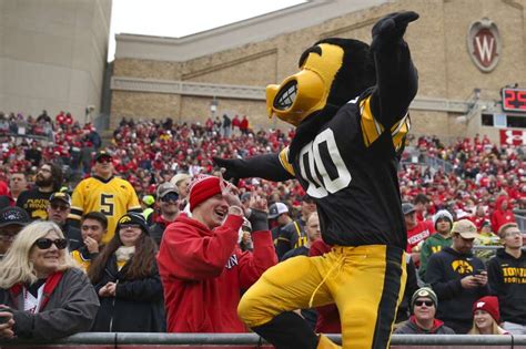 Iowa football vs. Wisconsin 2023 kickoff time, TV set | The Gazette