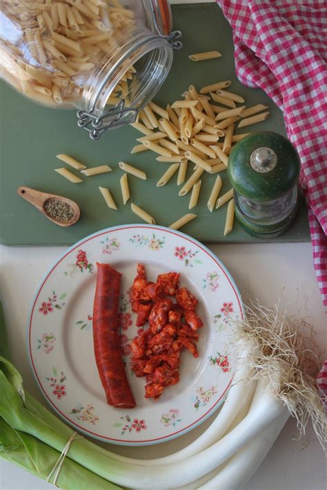 MACARRONES CON PUERRO Y TXISTORRA TXISTORRA AND LEEK MACARONI