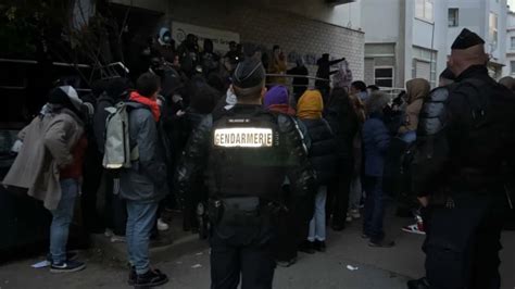 LÎle Saint Denis entre 300 et 500 personnes évacuées d un squat par