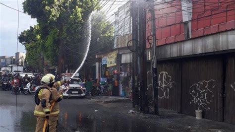 Kabel Udara Di Kramat Jati Terbakar Arus Lalu Lintas Di Jalan Raya