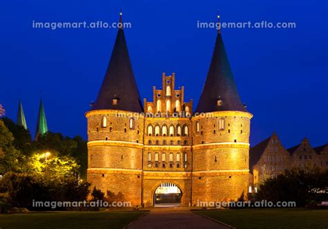 the holsten gate in luebeckの写真素材 89832865 イメージマート