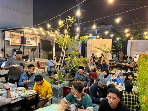 Siap Hits Di Makassar Plazgozz Cafe Makassar Usung Konsep Taman