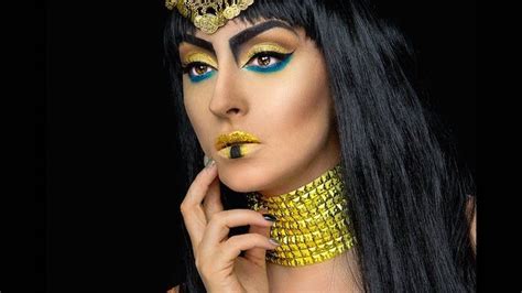 cleopatra kostüme gelb goldene schminke und schmuckstücke blaue