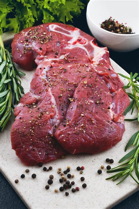 Carne De Vaca Romero Pimienta En Una Tajadera De La Piedra Artificial