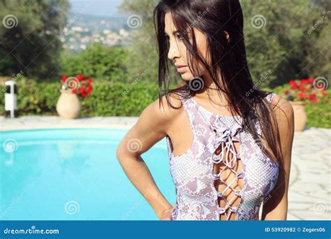 Bello Castana In Bikini Sexy Fotografia Stock Immagine Di Estate