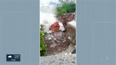 Vítima é Socorrida Com Vida Após Deslizamento De Terra Em Niterói Na