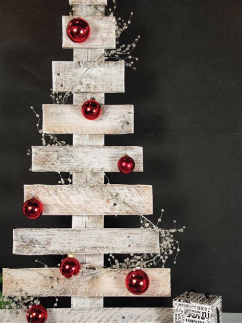 40 Reclaimed Wood Christmas Décor Ideas DigsDigs