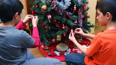 Cómo decorar el árbol de Navidad de casa en familia