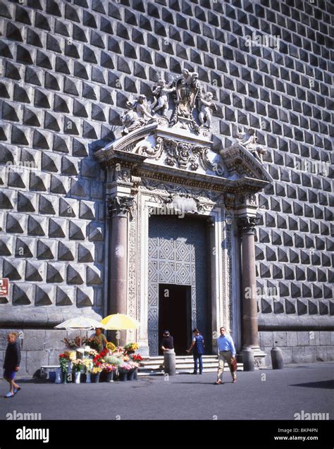 La fachada barroca de la Iglesia del Gesù Nuovo Spaccanapoli Italia