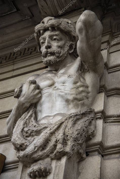 Esculturas En El Edificio Palazzo Zuckermann Paduan Sede De Los Museos