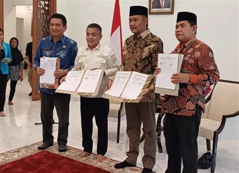 Pemkab Morowali Dan Pemkot Palu Teken Mou Pelayanan Perdagangan