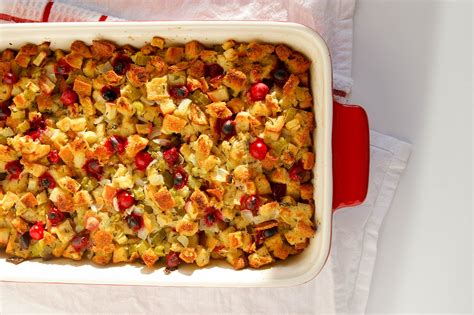 Classic Cranberry Stuffing - Eva Minette