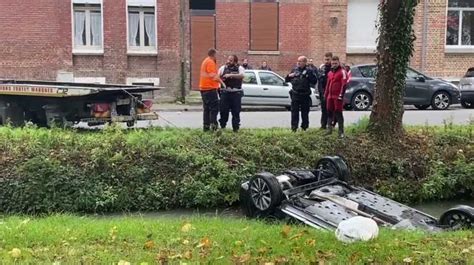 Vidéos Amiens une voiture tombe dans leau au parc de la Hotoie