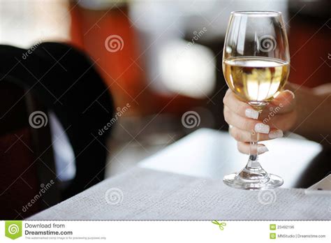 De Hand Van De Vrouw Met Een Glas Wijn Stock Foto Image Of Symbool