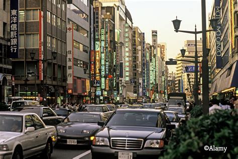 中井寛一 On Twitter 30年前の銀座の風景。 1992（平成4）年に中央区銀座3丁目で撮影された写真。銀座中央通りを撮影した写真