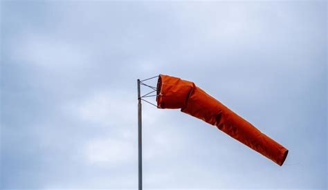 Golpe De Manga De Viento En El Cielo Nublado Cono Rojo Para La