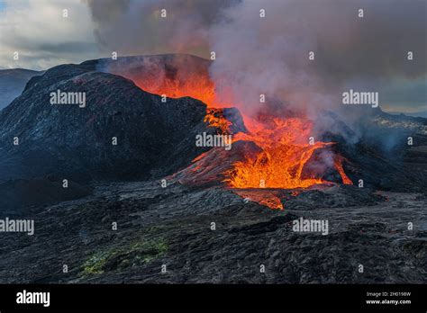 Éruption Volcanique De Jour Sur La Péninsule De Reykjanes Vue Latérale De L Ouverture Du Cratère