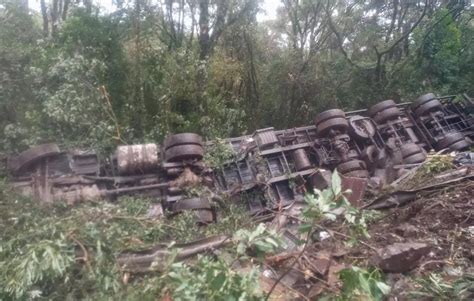 Carreta Sai Da Pista E Tomba Em Barranco Na Br Em Irani Oeste Mais