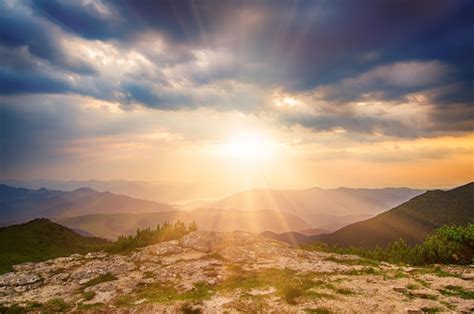 Paisagem Do Nascer Do Sol Da Montanha Foto Premium