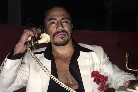 Nusret Gökçe on the phone Salt Bae Know Your Meme