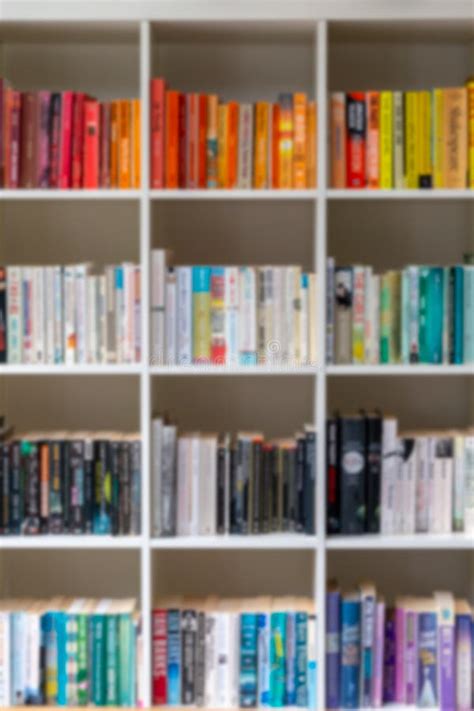 Zwart Beeld Van Witte Houten Boekenkast Gevuld Met Boeken Stock Foto