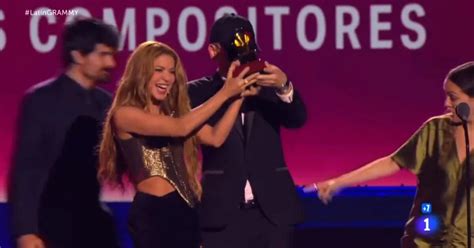 Shakira Agradece A España Su Primer Latin Grammy De La Noche “por Estar Ahí En Lo Bueno Y En Lo