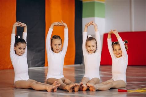 Grupo De Chicas Haciendo Ejercicio En La Escuela De Gimnasia Foto Gratis