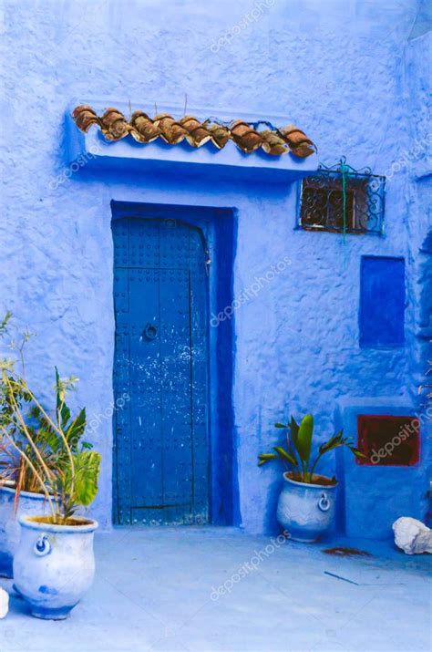 M Gico Todo De Pared Azul Y Puerta Antigua Con Algunas Plantas En La