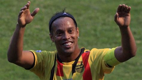 Ronaldinho se retira del fútbol a los 37 años y tras dos temporadas sin