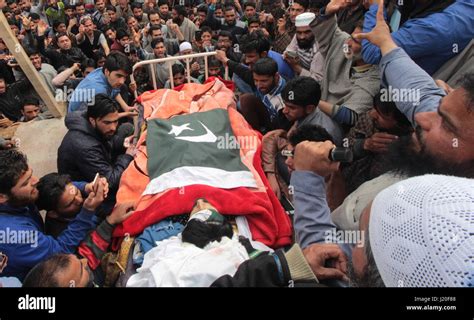 India 23rd Apr 2017 People Assemble Near The Dead Body Of Younis