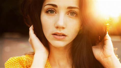 Emily Rudd Looking At Viewer Smiling Closeup Blue Eyes Sensual Gaze Wallpaper Coolwallpapersme