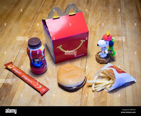 Un Happy Meal De Mcdonald S Con Una Hamburguesa Con Queso Papas Fritas