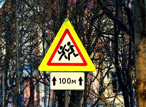 дорожный знак "осторожно,дети!". Stock Photo | Adobe Stock