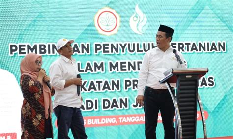 Mentan Amran Serahkan Penghargaan Insan Pendukung Pengembangan