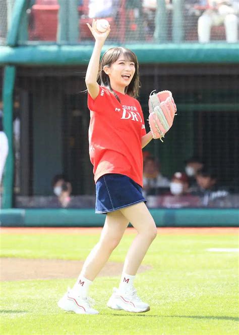 ＜楽・ソ＞始球式を終えてスタンドに手を振る乃木坂46の秋元真夏（撮影・篠原岳夫） ― スポニチ Sponichi Annex 野球