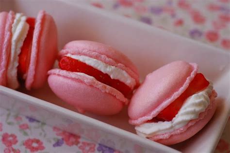 Macarons De Fresas Con Nata Cuchillito Y Tenedor Natillas Fresas