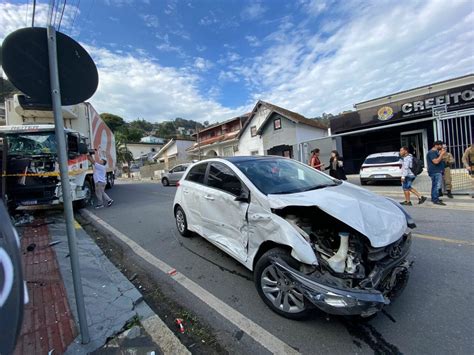 Motorista Embriagado Bate Caminh O Contra Muro E Carros Na Capital