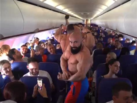 Show într un avion plin cu români Mai mulți pasageri sportivi