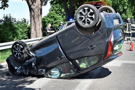 Auto überschlägt sich bei schwerem Verkehrsunfall nahe Damshagen