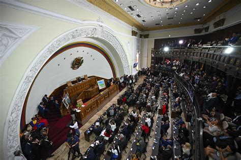 En Venezuela Un Año Más Con Dos Parlamentos La Asamblea De Nicolás Maduro Contra Los Heraldos