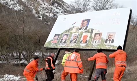 Shteti largon billbordet ilegale me simbole dhe imazhe të diktatorëve e