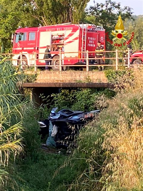 FOTO Incidente All Alba L Auto Vola Nel Fosso