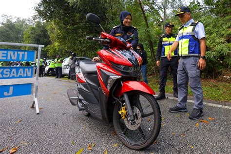 Aidilfitri Larangan Kenderaan Barangan Di Jalan Raya Mulai Tengah