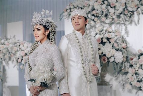 9 Potret Anniversary Ke 4 Syahrini Dan Reino Barack