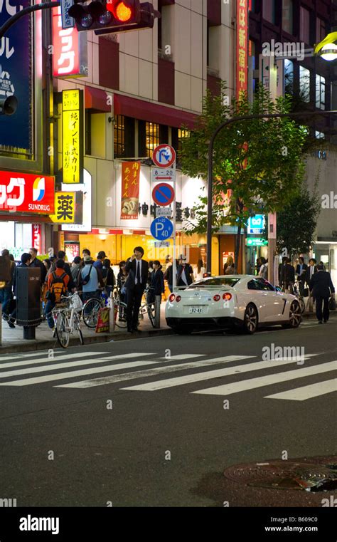 A crossing in Shinjuku, Tokyo, Japan Stock Photo - Alamy