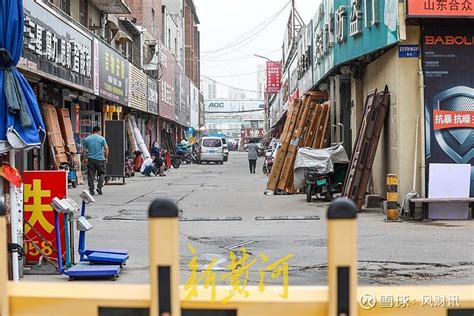 济南这一地块发布征收冻结通告 来源： 新黄河新黄河记者：刘玉乐4月26日，在济南市晨光纸业有限公司地块，济南市天桥区住房和城乡建设局发布征收冻结通告。 雪球