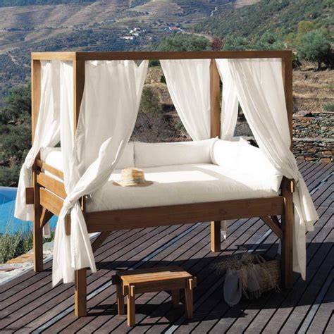 Romantic Outdoor Canopy Beds