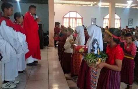 Indahnya Toleransi Umat Muslim Bawa Persembahan Ke Gereja Flash News