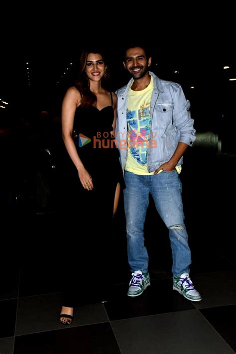 Photos Kartik Aaryan And Kriti Sanon Snapped Promoting Their Film